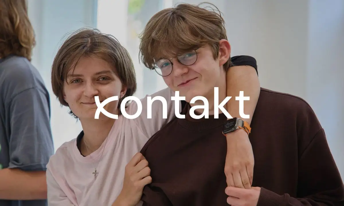 Mladí z Kontaktu s logem skupiny